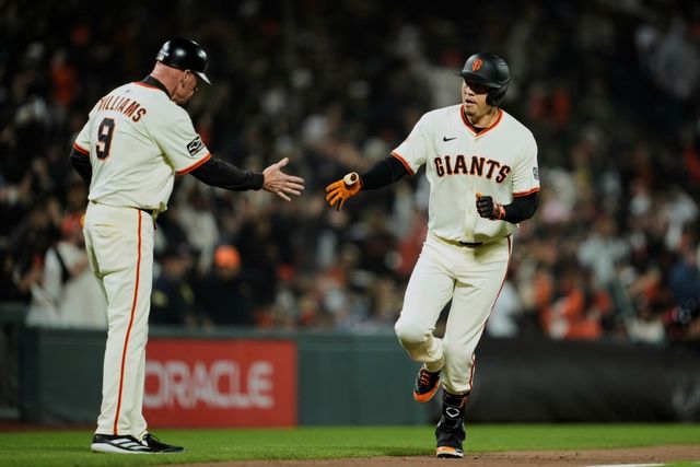 샌프란시스코 자이언츠가 22일 샌프란시스코의 오라클파크에서 열린 2025 미국프로야구 메이저리그 밀워키 브루어스와의 홈경기에서 4:2로 승리했다. 2:2로 팽팽하게 맞선 6회말 2사에서 샌프란시스코 플로레스가 홈런을 친 뒤 그라운드를 돌고 있다. AP 연합뉴스