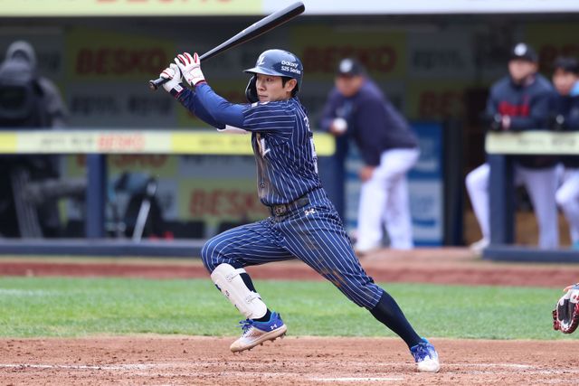 삼성 라이온즈 김지찬이 부상 복귀전이었던 지난 20일 대구 롯데 자이언츠전에서 타격하고 있다. 삼성 라이온즈