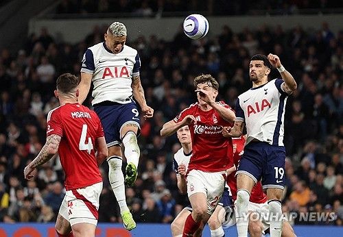 엔지 포스테코글루 감독이 이끄는 토트넘 홋스퍼가 22일(한국시간) 영국 런던에 있는 토트넘 홋스퍼 스타디움에서 열린 노팅엄 포레스트와의 2024-2025시즌 프리미어리그 33라운드 홈 경기에서 1-2로 패했다. 연합뉴스