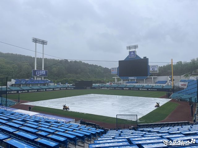 22일 삼성 라이온즈와 KIA 타이거즈의 맞대결이 예고된 대구 삼성라이온즈파크에 비가 내리고 있다. 엑스포츠뉴스 대구, 최원영 기자