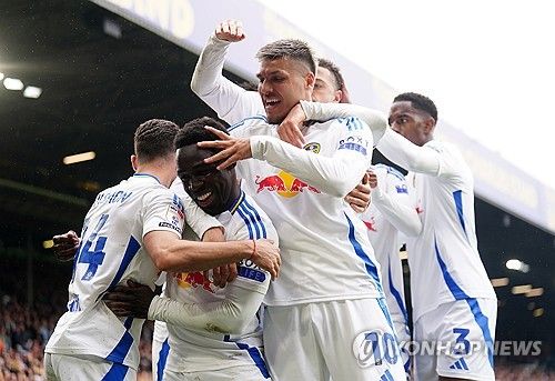 마크 로빈스 감독이 이끄는 스토크 시티가 22일(한국시간) 영국 리즈에 있는 앨런드 로드에서 열린 리즈 유나이티드와의 2024-2025시즌 챔피언십 44라운드 원정 경기에서 무려 0-6 대패를 당했다.&nbsp; 배준호가 선발 출장해 활약했지만, 팀 수비진이 무너지면서 별다른 활약을 하지 못했다. 스토크는 2연승 행진이 좌절됐다. 승점 50(12승14무18패)에 머무른 스토크는 강긍권 순위인 22위 루턴타운(승점46)과 승점 차가 단 4점에 불과하다.&nbsp;연합뉴스