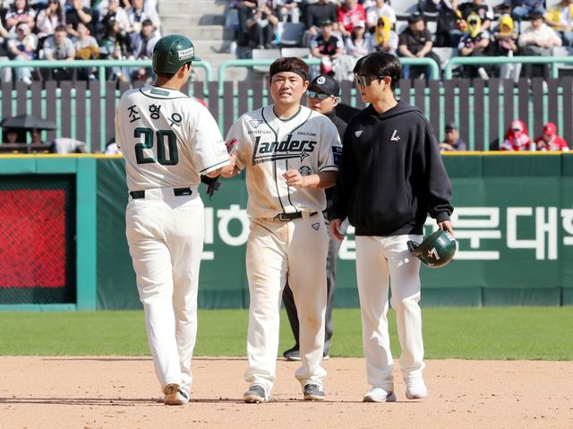 22일 오후 인천SSG랜더스필드에서 열린 '2025 신한 SOL Bank KBO리그' LG 트윈스와 SSG 랜더스의 경기, 5회말 1사 1루 SSG 이지영이 2루 도루 이후 대주자 조형우와 교체되고 있다. SSG 랜더스