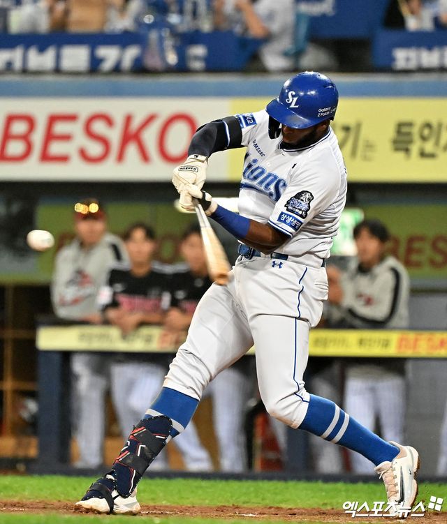 삼성 라이온즈 외인 타자 르윈 디아즈가 경기에 출전해 타격하고 있다. 엑스포츠뉴스 DB