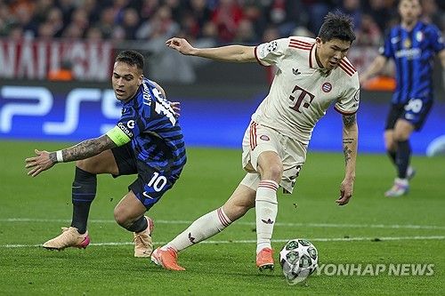 프랑스 매체 '풋메르카토'가 18일(한국시간) 김민재가 프리미어리그로의 이적에 문을 열었다면서 뮌헨을 떠날 가능성을 제기했다.&nbsp;연합뉴스