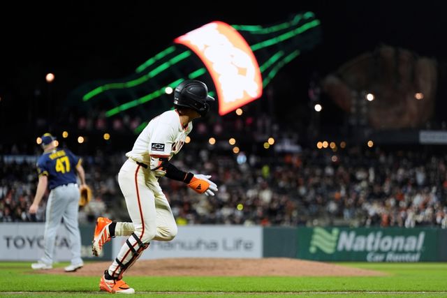 샌프란시스코 자이언츠 외야수 이정후가 22일 샌프란시스코의 오라클파크에서 열린 2025 미국프로야구 메이저리그 밀워키 브루어스와의 홈경기에 3번타자 겸 중견수로 선발 출전해 4타수 1안타 1타점을 기록했다. 시즌 타율은 0.333에서 0.329로 소폭 하락했다. AP 연합뉴스