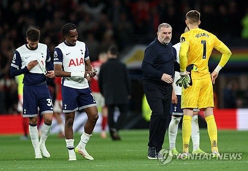 엔지 포스테코글루 감독이 이끄는 토트넘 홋스퍼가 22일(한국시간) 영국 런던에 있는 토트넘 홋스퍼 스타디움에서 열린 노팅엄 포레스트와의 2024-2025시즌 프리미어리그 33라운드 홈 경기에서 1-2로 패했다. 연합뉴스