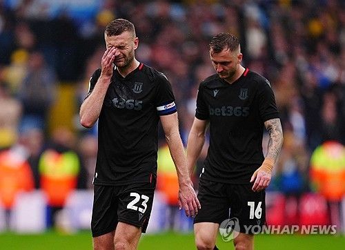 마크 로빈스 감독이 이끄는 스토크 시티가 22일(한국시간) 영국 리즈에 있는 앨런드 로드에서 열린 리즈 유나이티드와의 2024-2025시즌 챔피언십 44라운드 원정 경기에서 무려 0-6 대패를 당했다.&nbsp; 배준호가 선발 출장해 활약했지만, 팀 수비진이 무너지면서 별다른 활약을 하지 못했다. 스토크는 2연승 행진이 좌절됐다. 승점 50(12승14무18패)에 머무른 스토크는 강긍권 순위인 22위 루턴타운(승점46)과 승점 차가 단 4점에 불과하다.&nbsp;연합뉴스