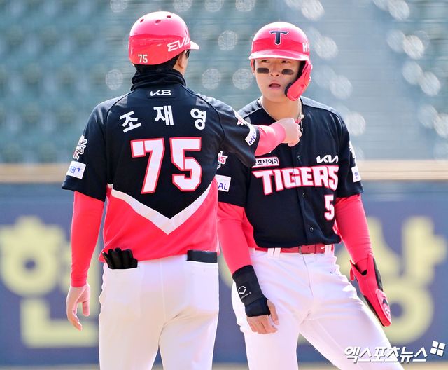 KIA 타이거즈 내야수 김도영이 올해 시범경기에서 출루 후 코치와 대화하고 있다. 엑스포츠뉴스 DB