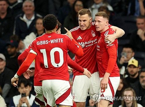 엔지 포스테코글루 감독이 이끄는 토트넘 홋스퍼가 22일(한국시간) 영국 런던에 있는 토트넘 홋스퍼 스타디움에서 열린 노팅엄 포레스트와의 2024-2025시즌 프리미어리그 33라운드 홈 경기에서 1-2로 패했다. 연합뉴스