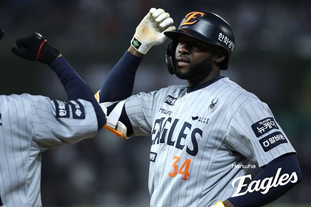 한화 이글스 외국인 타자 에스테반 플로리얼이 23일 부산 사직야구장에서 열린 2025 신한 SOL Bank KBO리그 롯데 자이언츠와의 팀 간 3차전에서 3안타를 때려내며 팀 8연승에 힘을 보탰다. 사진 한화 이글스