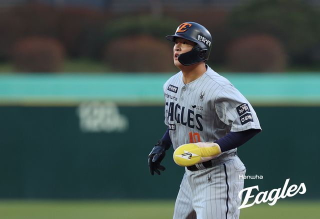 한화 이글스 외야수 이진영이 23일 부산 사직야구장에서 열린 2025 신한 SOL Bank KBO리그 롯데 자이언츠와의 팀 간 3차전에서 팀의 6-4 승리에 힘을 보탰다. 사진 한화 이글스
