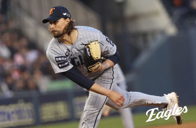 한화 이글스 외국인 투수 라이언 와이스가 23일 부산 사직야구장에서 열린 2025 신한 SOL Bank KBO리그 롯데 자이언츠와의 팀 간 3차전에 선발등판, 6이닝 2실점 호투로 팀의 8연승을 이끌었다. 사진 한화 이글스