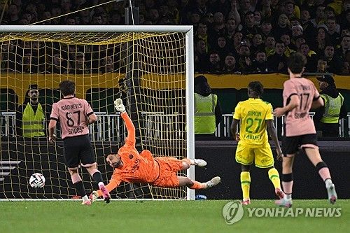 파리 생제르맹(PSG)은 23일(한국시간) 프랑스 낭트에 위치한 스타드 드 라 보주아르에서 열린 낭트와의 2024-25시즌 리그1 29라운드 원정 경기에서 1-1 무승부를 거뒀다. 이날 선발로 나선 이강인은 시즌 6호 도움을 올리는데 성공했다. 4-3-3 전형에서 오른쪽 윙어로 선발 출전한 이강인 전반 33분 비티냐의 선제골을 도우면서 공격포인트를 올리며 올시즌 공격포인트를 6골 6도움으로 늘렸다. 연합뉴스