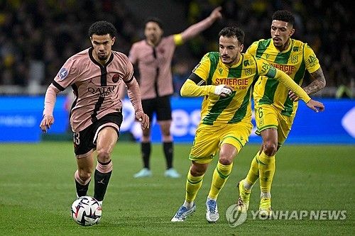 루이스 엔리케 감독이 이끄는 PSG가 23일(한국시간) 프랑스 낭트에 있는 스타드 드라 보주아에서 열린 낭트와의 2024-2025시즌 리그1 29라운드 순연 경기에서 1-1로 비겼다.&nbsp;이강인도 지난 르아브르전에 이어 2경기 연속 선발 출장하면서 기회를 받았다. 나아가 리그 6호 도움을 기록해 지난 2022-2023시즌 마요르카(스페인)에서 기록한 자신의 커리어 하이 기록과 타이를 이뤘다.&nbsp;연합뉴스