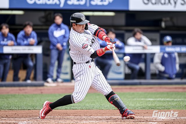 롯데 자이언츠 유강남이 지난 4월 20일 대구 삼성 라이온즈전에서 홈런을 치고 있다. 사진 롯데 자이언츠