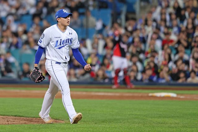 삼성 라이온즈 신인 투수 배찬승이 23일 대구 KIA 타이거즈전에 구원 등판해 호투한 뒤 주먹을 불끈 쥐고 있다. 삼성 라이온즈