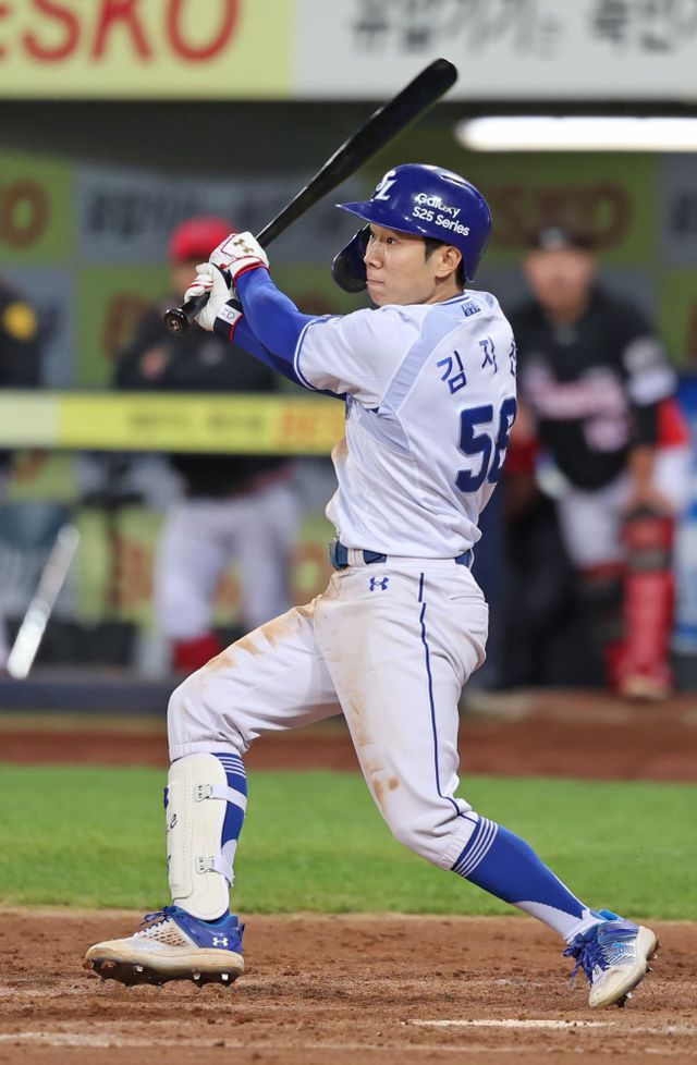 삼성 라이온즈 김지찬이 23일 대구 KIA 타이거즈전에서 타격하고 있다. 삼성 라이온즈