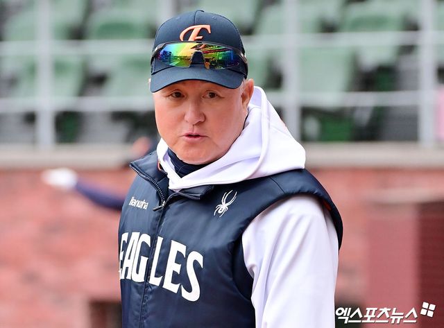 김경문 감독이 이끄는 한화 이글스가 23일 부산 사직야구장에서 열린 2025 신한 SOL Bank KBO리그 롯데 자이언츠와의 팀 간 3차전에서 승리를 거두고 8연승을 질주했다. 사진 엑스포츠뉴스 DB