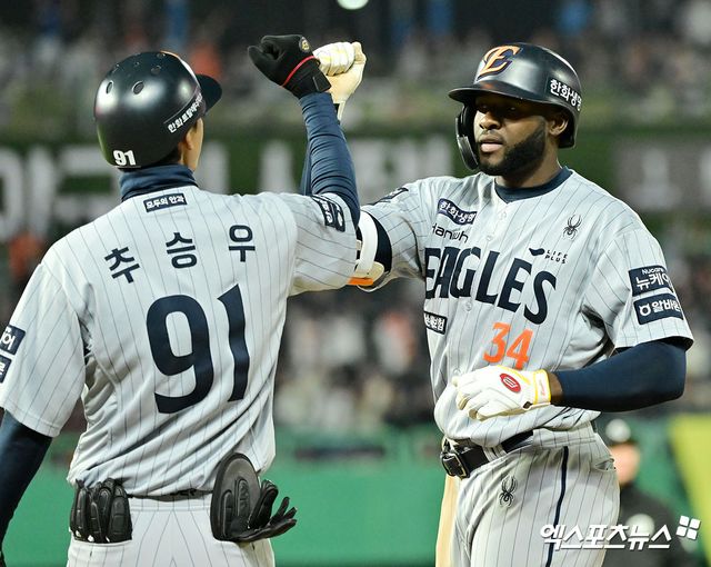 한화 이글스 외국인 타자 에스테반 플로리얼(오른쪽)이 23일 부산 사직야구장에서 열린 2025 신한 SOL Bank KBO리그 롯데 자이언츠와의 팀 간 3차전에서 1회초와 2회초 연속 안타로 게임 초반 멀티 히트를 완성했다. 사진 엑스포츠뉴스 DB