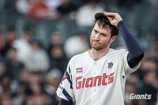 롯데 자이언츠 외국인 투수 찰리 반즈가 23일 부산 사직야구장에서 열린 2025 신한 SOL Bank KBO리그 한화 이글스와의 팀 간 3차전에 선발등판, 5이닝 6실점 4자책점 부진 속에 패전 투수가 됐다. 사진 롯데 자이언츠