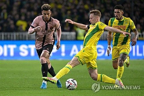 파리 생제르맹(PSG)은 23일(한국시간) 프랑스 낭트에 위치한 스타드 드 라 보주아르에서 열린 낭트와의 2024-25시즌 리그1 29라운드 원정 경기에서 1-1 무승부를 거뒀다. 이날 선발로 나선 이강인은 시즌 6호 도움을 올리는데 성공했다. 4-3-3 전형에서 오른쪽 윙어로 선발 출전한 이강인 전반 33분 비티냐의 선제골을 도우면서 공격포인트를 올리며 올시즌 공격포인트를 6골 6도움으로 늘렸다. 연합뉴스