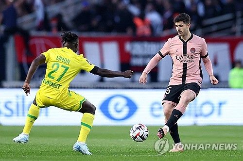 루이스 엔리케 감독이 이끄는 PSG가 23일(한국시간) 프랑스 낭트에 있는 스타드 드라 보주아에서 열린 낭트와의 2024-2025시즌 리그1 29라운드 순연 경기에서 1-1로 비겼다.&nbsp;이강인도 지난 르아브르전에 이어 2경기 연속 선발 출장하면서 기회를 받았다. 나아가 리그 6호 도움을 기록해 지난 2022-2023시즌 마요르카(스페인)에서 기록한 자신의 커리어 하이 기록과 타이를 이뤘다.&nbsp;연합뉴스