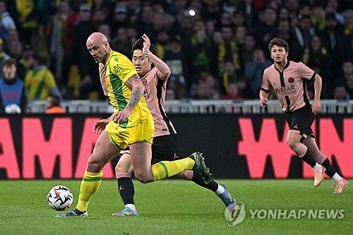 파리 생제르맹(PSG)은 23일(한국시간) 프랑스 낭트에 위치한 스타드 드 라 보주아르에서 열린 낭트와의 2024-25시즌 리그1 29라운드 원정 경기에서 1-1 무승부를 거뒀다. 이날 선발로 나선 이강인은 시즌 6호 도움을 올리는데 성공했다. 4-3-3 전형에서 오른쪽 윙어로 선발 출전한 이강인 전반 33분 비티냐의 선제골을 도우면서 공격포인트를 올리며 올시즌 공격포인트를 6골 6도움으로 늘렸다. 연합뉴스