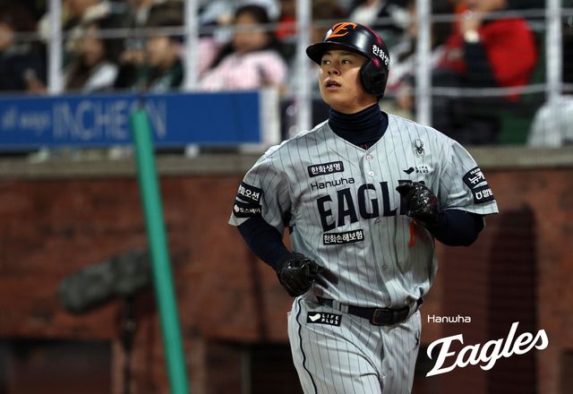 한화 이글스 4번타자 노시환이 23일 부산 사직야구장에서 열린 2025 신한 SOL Bank KBO리그 롯데 자이언츠와의 팀 간 3차전에서 팀의 6-4 승리를 이끌었다. 사진 한화 이글스