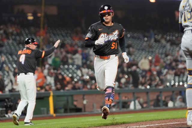 23일 미국 캘리포니아주 샌프란시스코의 오라클파크에서 열린 2025 미국프로야구 메이저리그 밀워키 브루어스와 샌프란시스코 자이언츠의 경기, 밀워키가 11:3으로 승리를 거두고 전날 패배를 설욕했다. 샌프란시스코 외야수 이정후는 3번타자 겸 중견수로 선발 출전해 4타수 무안타 1볼넷 1득점을 기록했다. AP 연합뉴스