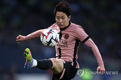 파리 생제르맹(PSG)은 23일(한국시간) 프랑스 낭트에 위치한 스타드 드 라 보주아르에서 열린 낭트와의 2024-25시즌 리그1 29라운드 원정 경기에서 1-1 무승부를 거뒀다. 이날 선발로 나선 이강인은 시즌 6호 도움을 올리는데 성공했다. 4-3-3 전형에서 오른쪽 윙어로 선발 출전한 이강인 전반 33분 비티냐의 선제골을 도우면서 공격포인트를 올리며 올시즌 공격포인트를 6골 6도움으로 늘렸다. 연합뉴스