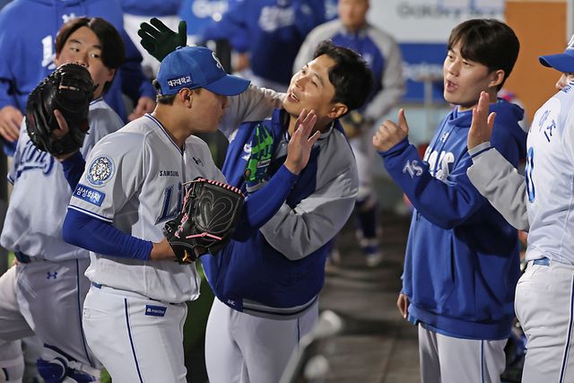 삼성 라이온즈 신인 투수 배찬승이 23일 대구 KIA 타이거즈전에 구원 등판해 호투한 뒤 축하 받고 있다. 삼성 라이온즈