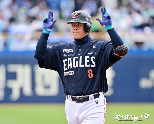 한화 이글스 4번타자 노시환이 23일 부산 사직야구장에서 열린 2025 신한 SOL Bank KBO리그 롯데 자이언츠와의 팀 간 3차전에서 1회초 선제 1타점 적시타를 기록했다. 사진 한화 이글스