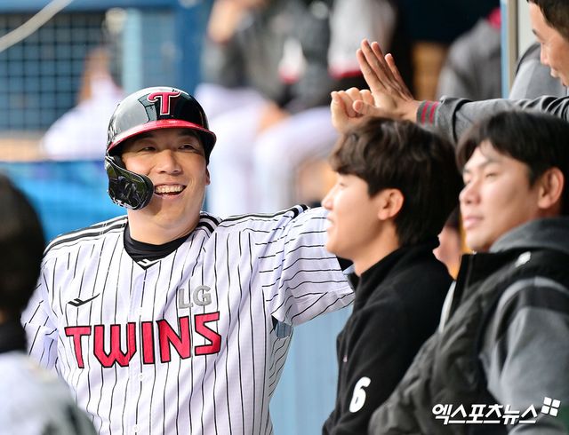 LG 외야수 김현수(왼쪽 첫 번째)는 23일 잠실구장에서 열린 '2025 신한 SOL Bank KBO 리그' NC와 주중 3연전 두 번째 경기에서 7회말 대타로 교체 출전했다. 승리에 쐐기를 박은 2타점 적시타로 공격에 활력을 불어넣었다. 엑스포츠뉴스 DB