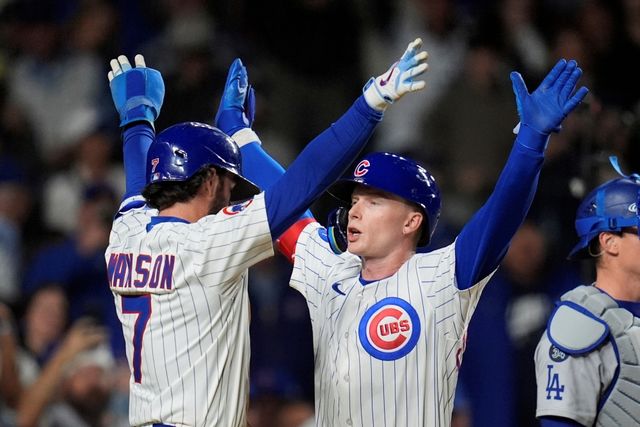 23일 미국 일리노이주 시카고의 리글리필드에서 열린 2025 미국프로야구 메이저리그 LA 다저스와 시카고 컵스의 경기, 컵스가 10회말 이안 햅의 끝내기 안타에 힘입어 11:10으로 승리했다. 5회말 1사 3루 컵스 피트 크로우-암스트롱이 투런 홈런을 날린 뒤 댄스비 스완슨과 기쁨을 나누고 있다. AP 연합뉴스