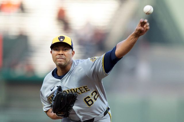 23일 미국 캘리포니아주 샌프란시스코의 오라클파크에서 열린 2025 미국프로야구 메이저리그 밀워키 브루어스와 샌프란시스코 자이언츠의 경기, 밀워키 선발 호세 퀸타나가 공을 힘차게 던지고 있다. REUTERS 연합뉴스