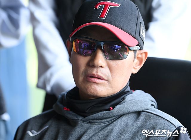 염경엽 LG 감독은 23일 잠실구장에서 열릴 '2025 신한 SOL Bank KBO 리그' NC와 주중 3연전 두 번째 경기를 앞두고 지난 경기를 돌아봤다. 이영빈 타석에서 대타를 활용하지 않은 이유를 설명했다. 엑스포츠뉴스 DB