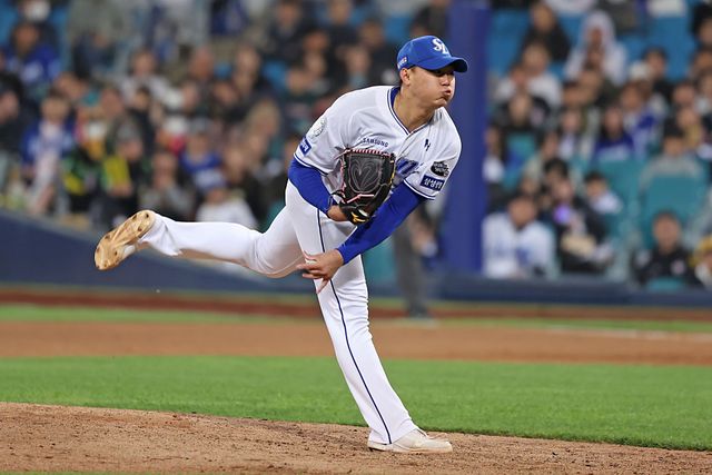 삼성 라이온즈 신인 투수 배찬승이 23일 대구 KIA 타이거즈전에 구원 등판해 투구하고 있다. 삼성 라이온즈