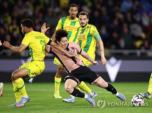 루이스 엔리케 감독이 이끄는 PSG가 23일(한국시간) 프랑스 낭트에 있는 스타드 드라 보주아에서 열린 낭트와의 2024-2025시즌 리그1 29라운드 순연 경기에서 1-1로 비겼다.&nbsp;이강인도 지난 르아브르전에 이어 2경기 연속 선발 출장하면서 기회를 받았다. 나아가 리그 6호 도움을 기록해 지난 2022-2023시즌 마요르카(스페인)에서 기록한 자신의 커리어 하이 기록과 타이를 이뤘다.&nbsp;연합뉴스