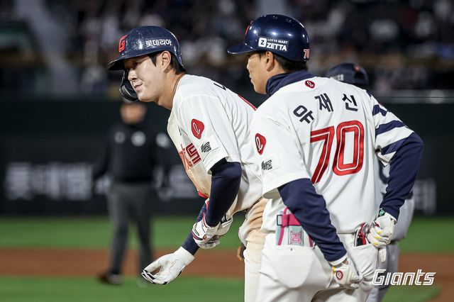 롯데 자이언츠 내야수 나승엽(왼쪽)이 23일 부산 사직야구장에서 열린 2025 신한 SOL Bank KBO리그 한화 이글스와의 팀 간 3차전에서 2회말 1타점 적시타를 기록했다. 사진 롯데 자이언츠