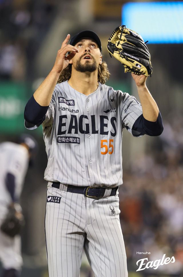 한화 이글스 외국인 투수 라이언 와이스가 23일 부산 사직야구장에서 열린 2025 신한 SOL Bank KBO리그 롯데 자이언츠와의 팀 간 3차전에 선발등판, 6이닝 2실점 호투로 승리투수가 됐다. 사진 한화 이글스