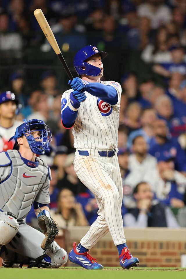 23일 미국 일리노이주 시카고의 리글리필드에서 열린 2025 미국프로야구 메이저리그 LA 다저스와 시카고 컵스의 경기, 컵스가 10회말 이안 햅의 끝내기 안타에 힘입어 11:10으로 승리했다. 5회말 1사 3루 컵스 피트 크로우-암스트롱이 투런 홈런을 날리고 있다. AFP 연합뉴스