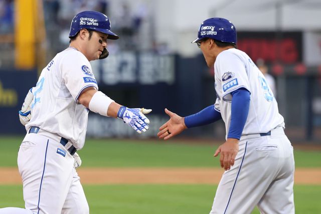 삼성 라이온즈 박병호가 23일 대구 KIA 타이거즈전에서 홈런을 친 뒤 베이스를 돌고 있다. 삼성 라이온즈