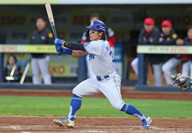 삼성 라이온즈 김성윤이 23일 대구 KIA 타이거즈전에서 타격하고 있다. 삼성 라이온즈