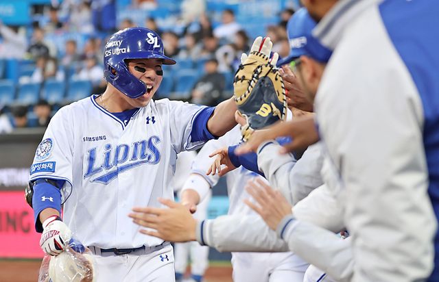 삼성 라이온즈 김영웅이 23일 대구 KIA 타이거즈전에서 홈런을 친 뒤 축하 받고 있다. 삼성 라이온즈