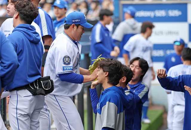 삼성 라이온즈 김대호가 지난 19일 대구 롯데 자이언츠전에서 선발 등판한 뒤 동료들의 격려를 받고 있다. 삼성 라이온즈