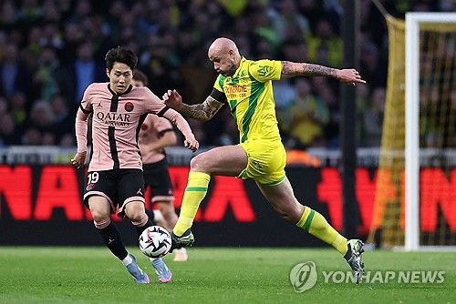 루이스 엔리케 감독이 이끄는 PSG가 23일(한국시간) 프랑스 낭트에 있는 스타드 드라 보주아에서 열린 낭트와의 2024-2025시즌 리그1 29라운드 순연 경기에서 1-1로 비겼다.&nbsp;이강인도 지난 르아브르전에 이어 2경기 연속 선발 출장하면서 기회를 받았다. 나아가 리그 6호 도움을 기록해 지난 2022-2023시즌 마요르카(스페인)에서 기록한 자신의 커리어 하이 기록과 타이를 이뤘다.&nbsp;연합뉴스