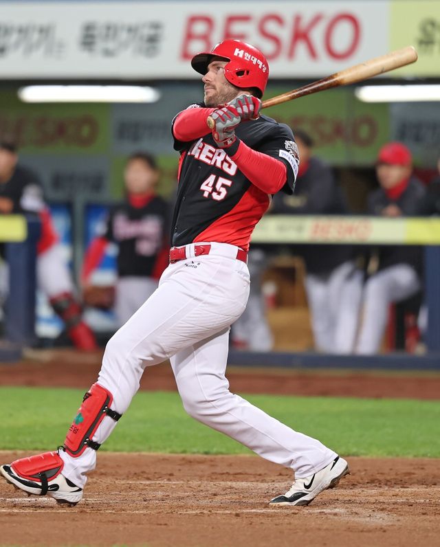 KIA 타이거즈 위즈덤이 23일 대구 삼성 라이온즈전에서 타격하고 있다. KIA 타이거즈