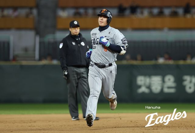 한화 이글스 4번타자 노시환이 23일 부산 사직야구장에서 열린 2025 신한 SOL Bank KBO리그 롯데 자이언츠와의 팀 간 3차전에서 멀티 히트, 타점을 기록하면서 팀 8연승을 견인했다. 사진 한화 이글스