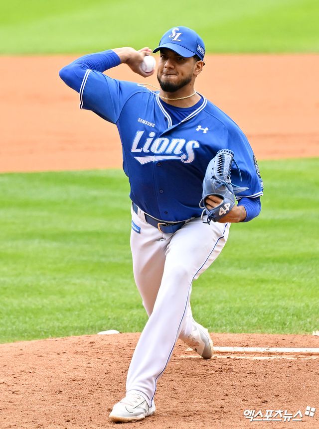 삼성 라이온즈 선발투수 데니 레예스가 경기에 선발 등판해 투구하고 있다. 엑스포츠뉴스 DB