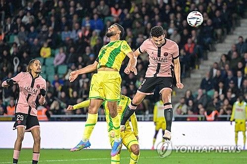 루이스 엔리케 감독이 이끄는 PSG가 23일(한국시간) 프랑스 낭트에 있는 스타드 드라 보주아에서 열린 낭트와의 2024-2025시즌 리그1 29라운드 순연 경기에서 1-1로 비겼다.&nbsp;이강인도 지난 르아브르전에 이어 2경기 연속 선발 출장하면서 기회를 받았다. 나아가 리그 6호 도움을 기록해 지난 2022-2023시즌 마요르카(스페인)에서 기록한 자신의 커리어 하이 기록과 타이를 이뤘다.&nbsp;연합뉴스